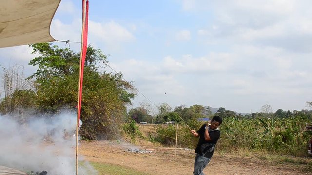Thai people firecrackers points in the Qingming Festival