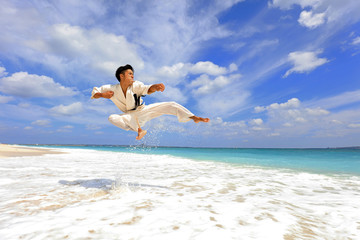 Fototapeta na wymiar 南国の美しいビーチで鍛える男性 