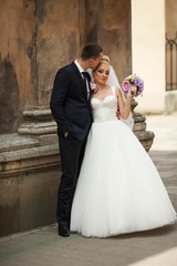 Naklejka premium happy beautiful stylish luxury gorgeous young couple on the back