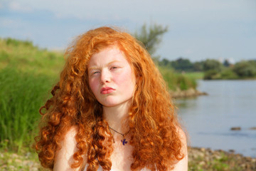 Rothaariges M&auml;dchen mit Schmollmund