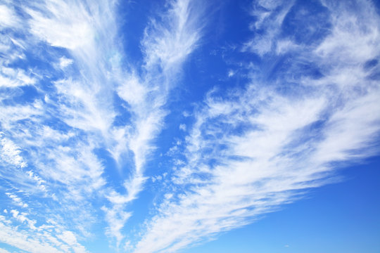 Fototapeta Fototapeta Błękitne niebo z chmurami w słoneczny dzień ścienna