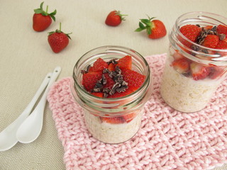 Overnight Oats mit Erdbeeren und Kakao-Nibs