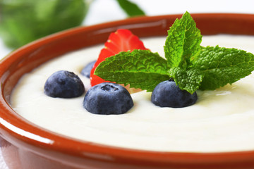 Smooth semolina porridge with fresh fruit