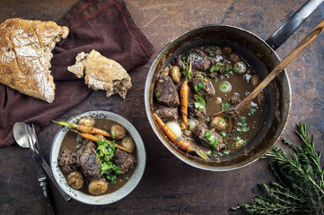 Boeuf Bourguignon in Kasserolle