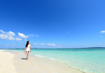 Fototapeta na wymiar 沖縄の海でくつろぐ女性
