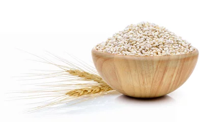 Rolgordijnen Barley Grains in the wood bowl  on white background © sommai