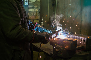 Fototapeta na wymiar worker welding metal