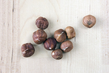 Obraz premium heap hazelnuts closeup on wooden background
