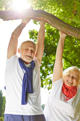 Alter Mann und Frau machen Sport in der Natur