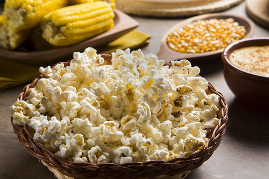Freshly made popcorn on a table. Pipoca
