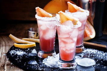 Cocktail salty dog with grapefruit juice, vodka, salt and ice, b