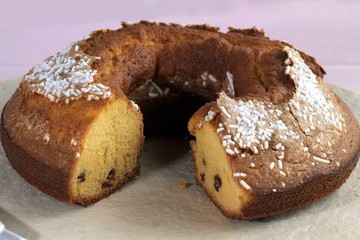 Ring cake with raisins