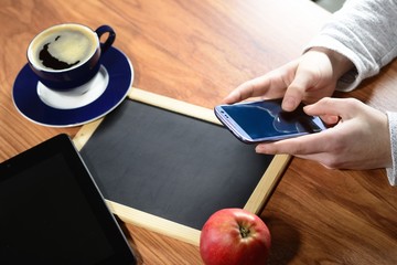 Hände am Smartphone Geschäftsmann macht Pause