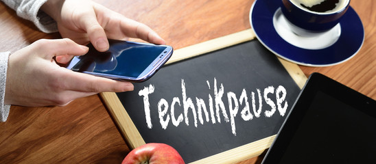 Hände am Smartphone Geschäftsmann macht Pause