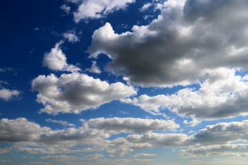 Fototapeta na wymiar белые и серые облака на фоне голубого неба
