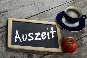 Schiefertafel mit Schrift Auszeit aus Kreide