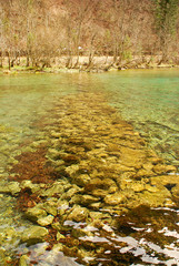 Steinmauer unter Wasser