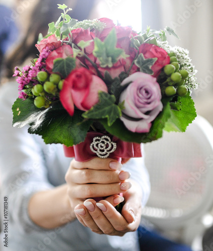 "blumenstrauß verschenken" 스톡 사진, 로열티프리 이미지 : Fotolia.com - 이미지 107181349