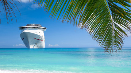 Fototapeta premium Cruise ship tropical island