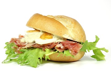 frisch belegtes Schinkenbrötchen isoliert auf weißem hintergrund