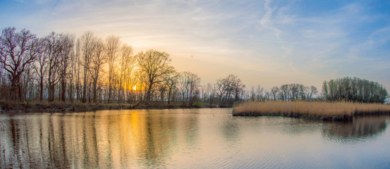 Landschaft am See bei Sonnenuntergang