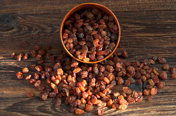 Raisins on wooden table
