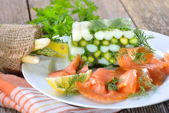 Spargelgelee mit wei&szlig;em und gr&uuml;nem Spargel mit feinem R&auml;ucherlachs umlegt