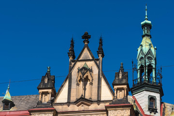 Interessanter Dachgiebel mit Glockenturm in Brünn, Tschechien