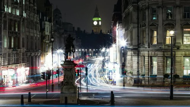 Time lapse 4K Traffic on Trafalgar Square in front of Big Ben at night 30 fps