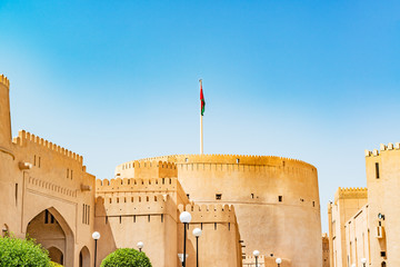 Nizwa Fort in Nizwa, Oman. Es wurde in den 1650er Jahren erbaut. Nizwa war die Hauptstadt des eigentlichen Oman und liegt etwa 140 km von Maskat entfernt.