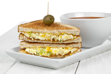 scramble egg sandwich with olive fruit