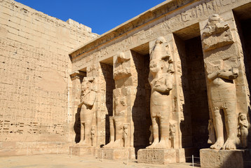 Obraz premium Colossal statues at Mortuary Temple of Ramses III in Luxor,Egypt