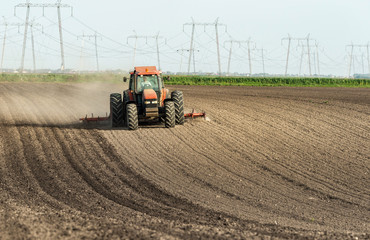 Fototapeta premium Tractor preparing land