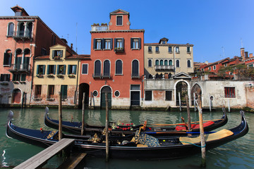 Obraz na płótnie Canvas Traditional Gondola on a Venice canal