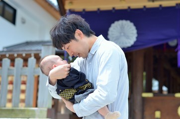 見つめあう父子