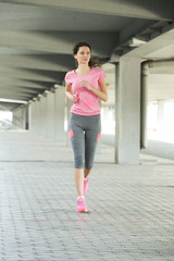 Obraz premium Young woman jogging outdoors