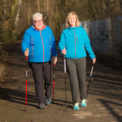 paar beim nordic walking
