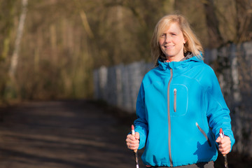frau macht nordic walking im wald