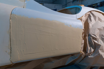 Spachtelarbeiten an einem Oldtimer Auto