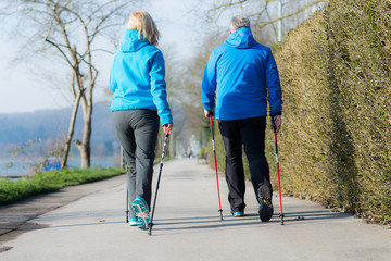nordic walking durch den frühling