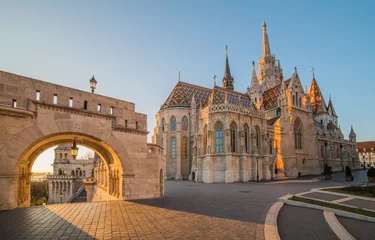 Rolgordijnen Rooms-katholieke Matthiaskerk en Vissersbastion in de vroege ochtend in Boedapest, Hongarije © kaycco