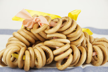 Изделия хлебобулочные с плетеной корзине