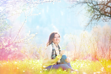 Gückliche Frau im Garten (frühlingsanfang) 