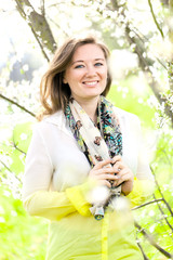 Gückliche Frau im Garten (frühlingsanfang) 
