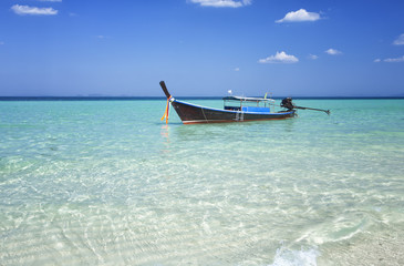 Fototapeta na wymiar long boat railay Krabi Thailand