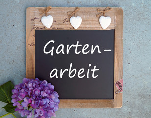Gartenarbeit - Kreidetafel mit Hortensie
