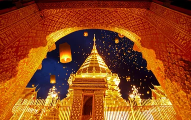 Papier Peint photo Temple Vue de nuit Doi Suthep Chiang Mai, Thaïlande