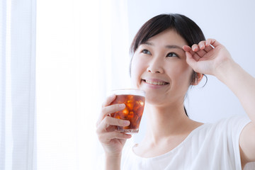 アイスコーヒーを飲む女性