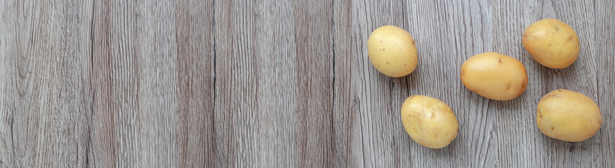 Pomme de terre sur fond bois... bannière 