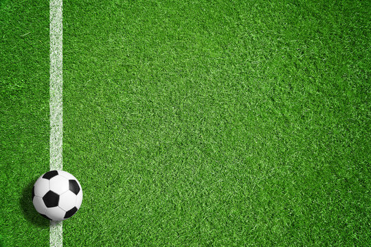 Fußball auf grünem Rasen mit Makierung